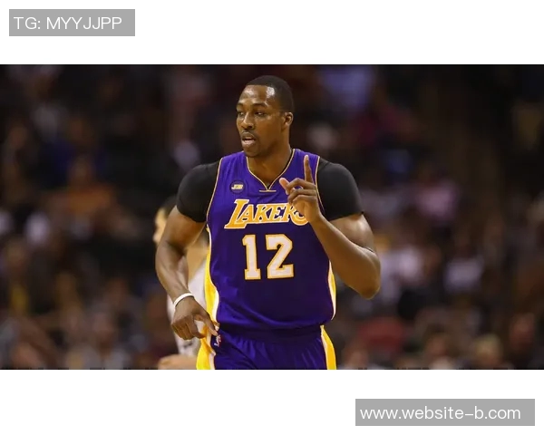 霍华德晒与佩林卡合照及39号球衣照为湖人加油展现归队决心